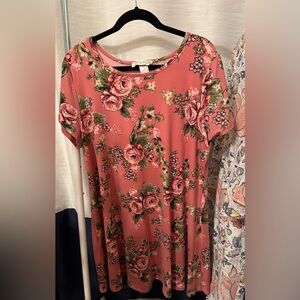 Short sleeve dress, pink with roses.